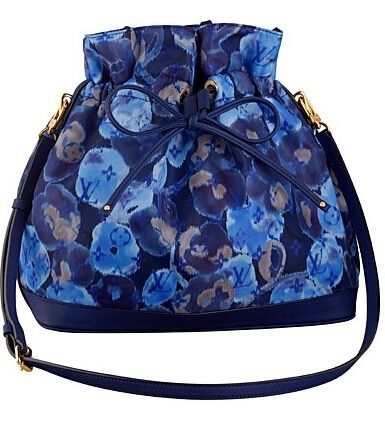 花朵油画装饰 Louis Vuitton老花包显甜美_古驰二手奢侈品包包在哪里可以买