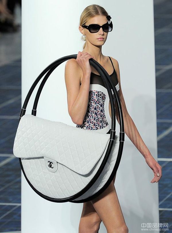 Chanel（香奈儿）推出呼啦圈造型手袋_二手奢侈品奢侈品包包在哪买靠谱
