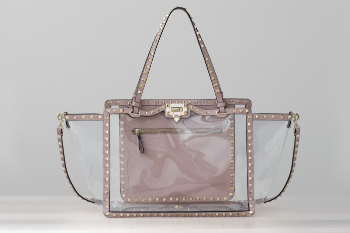 Valentino 窝钉结合透明元素包款介绍_古驰二手奢侈品包包在哪里可以买