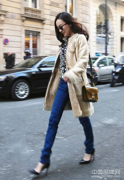 霍思燕巴黎时尚街拍 路易威登手袋拎起来_二手奢侈品二手奢侈品包包哪里买