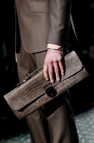 男款手袋的时尚升级_广州二手奢侈品包包一手货源