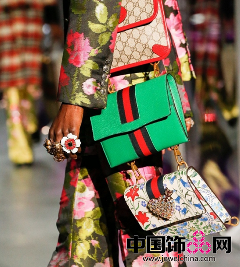 Bag Layering Trend：混搭的多层次包包_最高品质广州奢侈品包包微信号