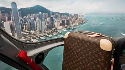 路易威登HORIZON 四轮拉杆箱亮相香港_二手奢侈品包包货源哪里批发市场
