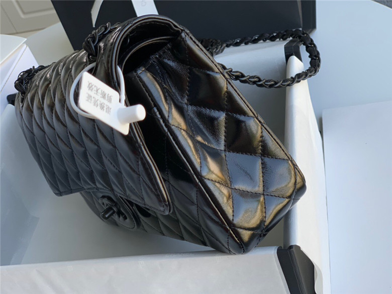 Chanel香奈儿 A01112 黑色油蜡皮 经典口盖包