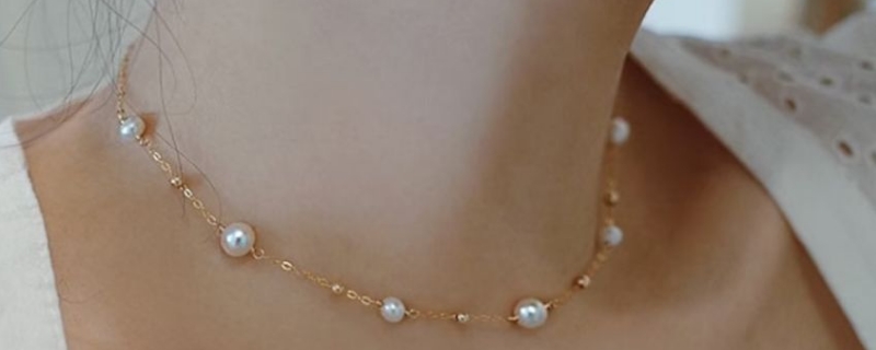 用复古珍珠饰品来提升气质和时髦感?