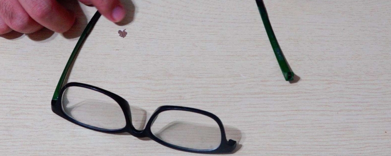 眼镜框断了怎么修复?