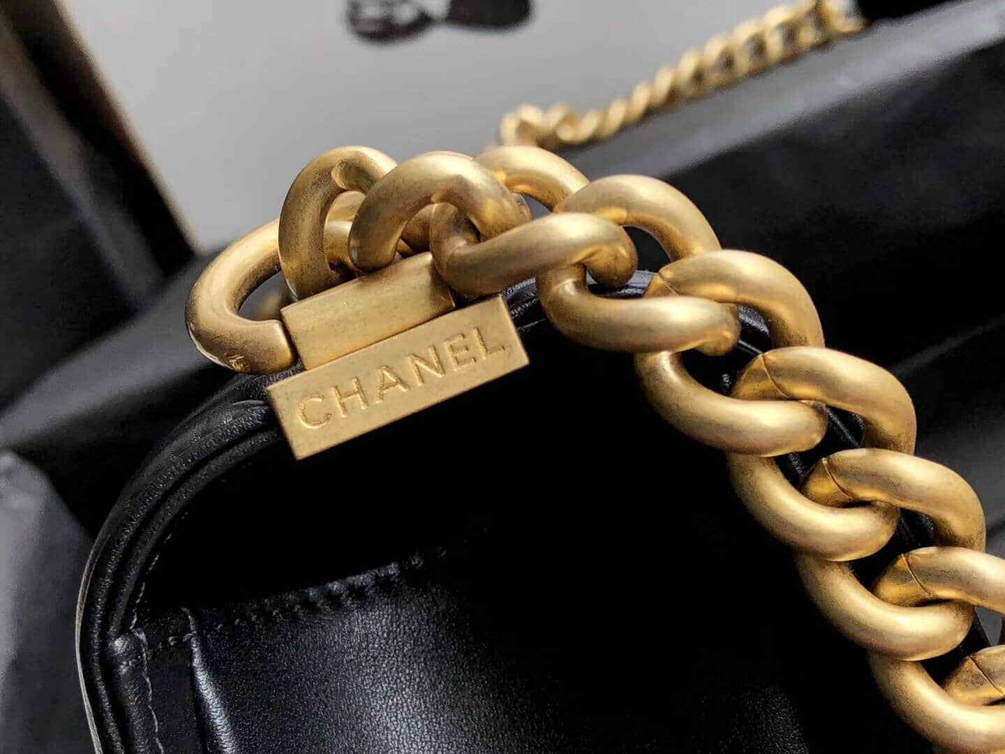 Chanel/香奈儿67086黑色小牛皮V型金扣链条单肩包斜