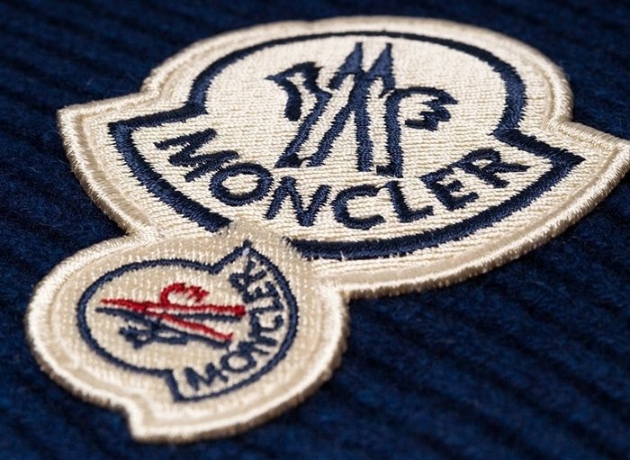 Moncler 蓝色 logo贴花围巾。 刺绣双logo贴片和罗纹针织