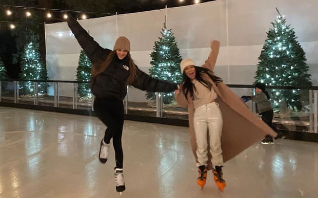Kendall Jenner 和姐姐 Kourtney Kardashian 一起滑冰，穿着 The North Face 棕色河豚。