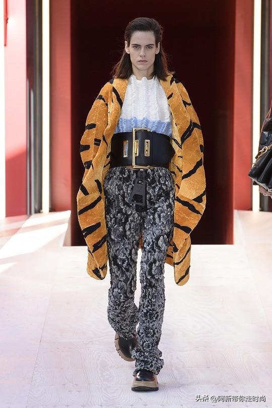 新包 | Louis Vuitton 2023春夏女装秀新包预览：重塑比例超大金属件