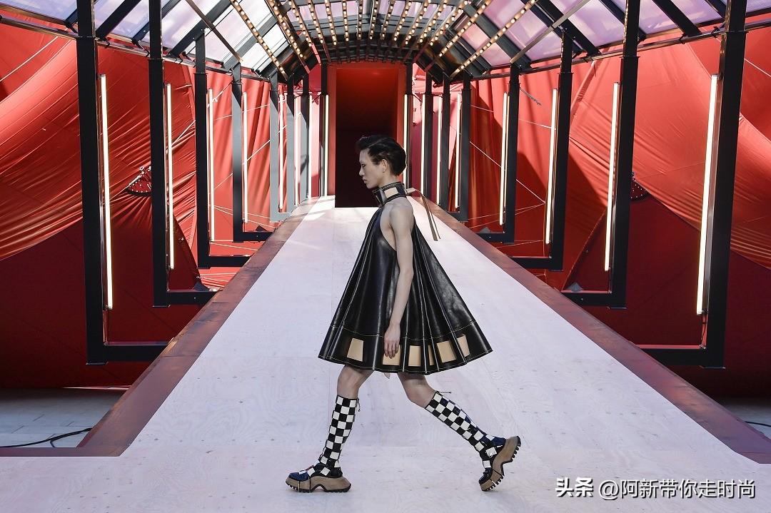 新包 | Louis Vuitton 2023春夏女装秀新包预览：重塑比例超大金属件