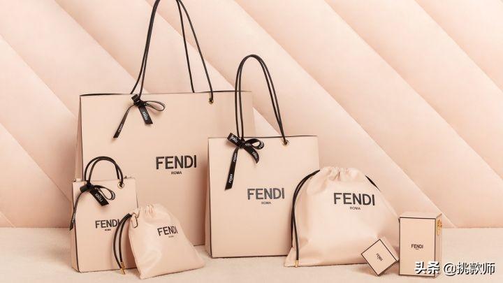 Fendi纸袋包再进化！全新推出裸粉色束口包、硬壳包