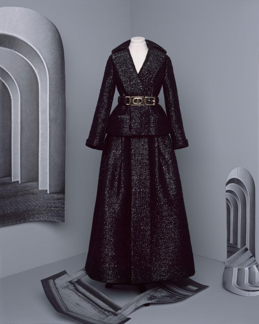 Dior袖珍版秋冬高级订制服系列，在唯美又奇幻的电影视角下出演