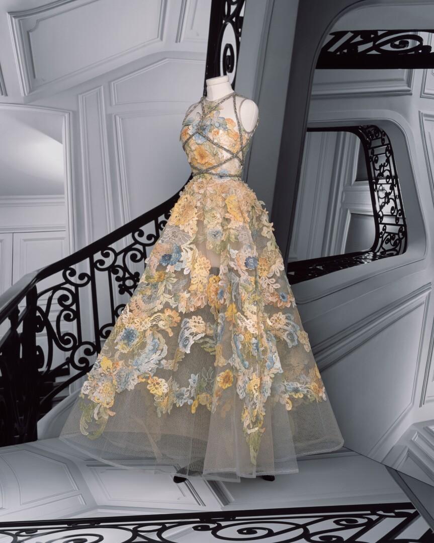Dior袖珍版秋冬高级订制服系列，在唯美又奇幻的电影视角下出演