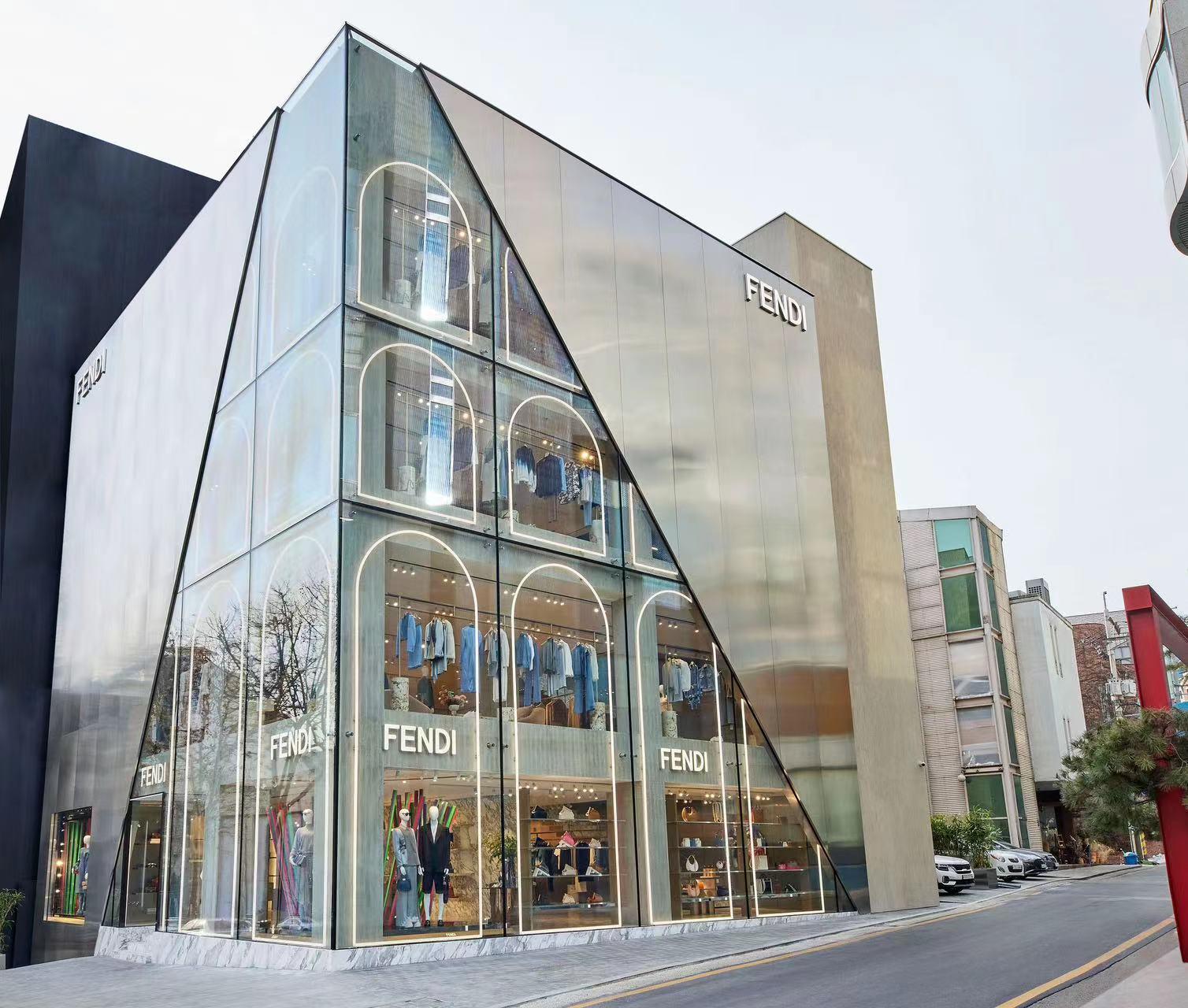 FENDI 首尔首家旗舰店开幕，4 层楼空间，品牌全线产品到齐