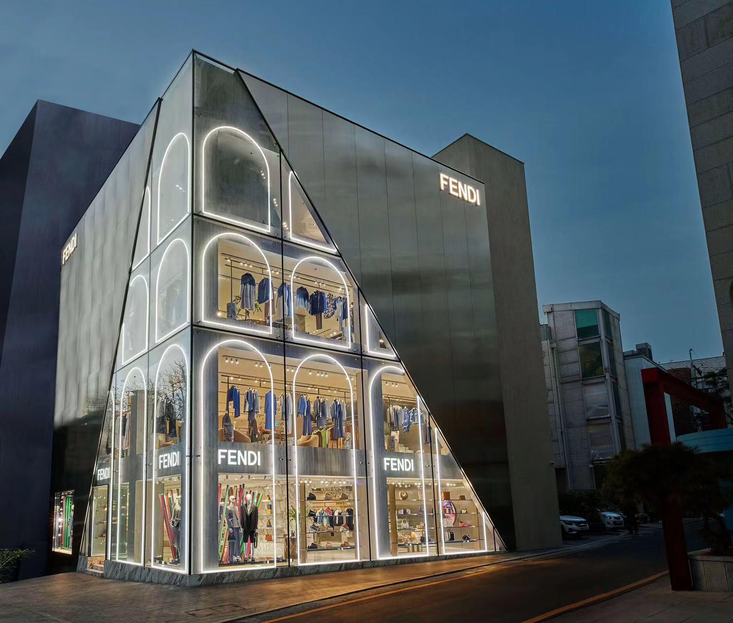 FENDI 首尔首家旗舰店开幕，4 层楼空间，品牌全线产品到齐