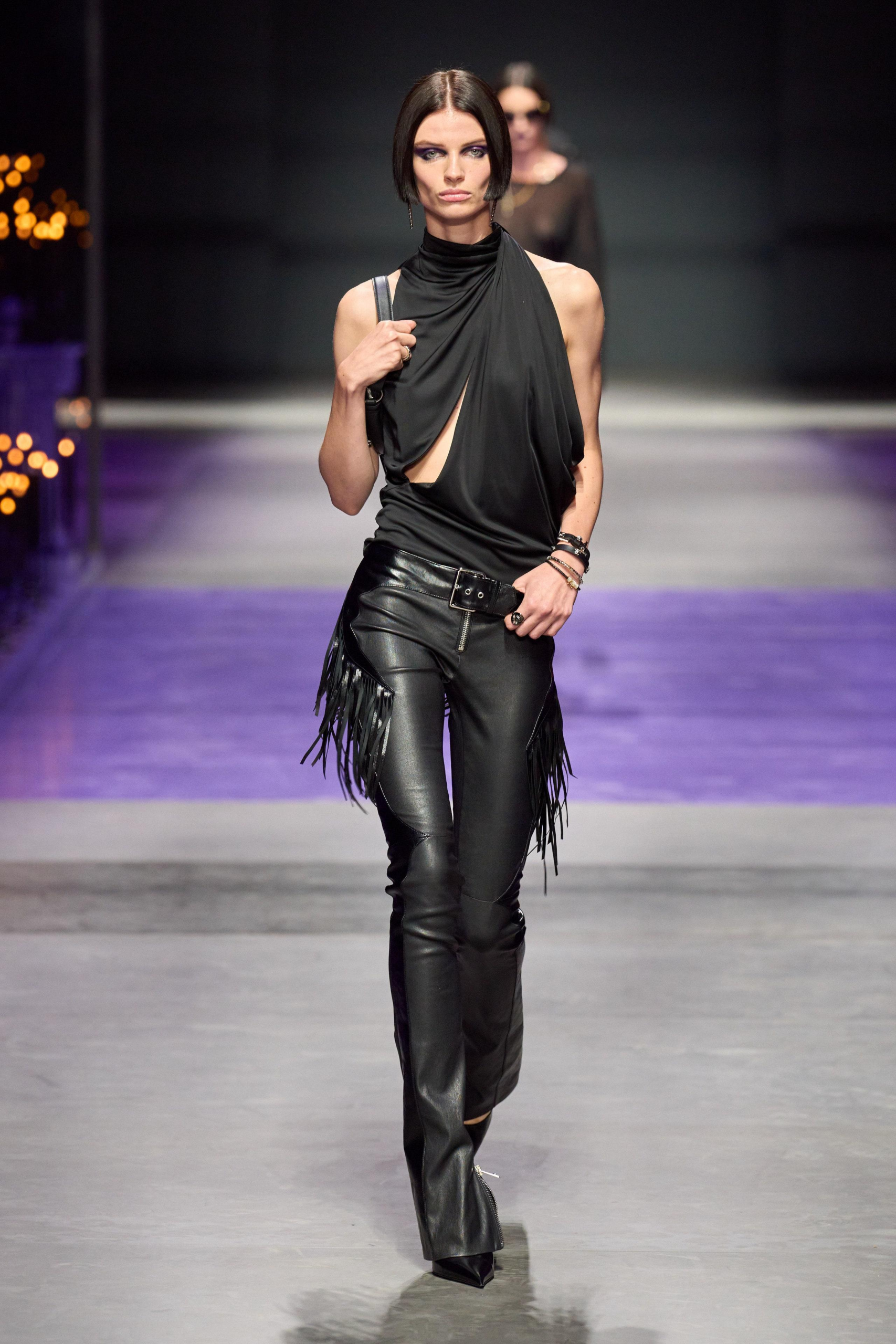 范思哲Versace2023春夏系列呈现了一个属于叛逆女王的时装秀