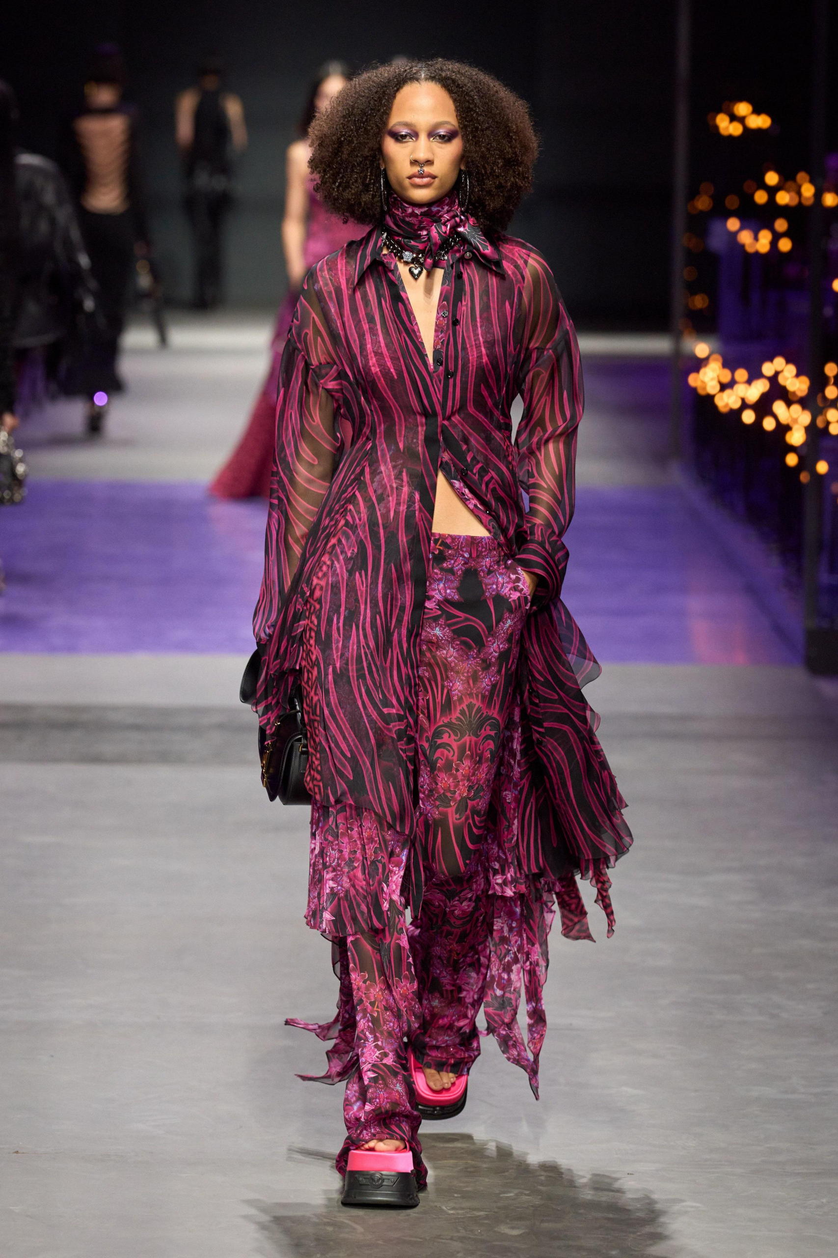 范思哲Versace2023春夏系列呈现了一个属于叛逆女王的时装秀