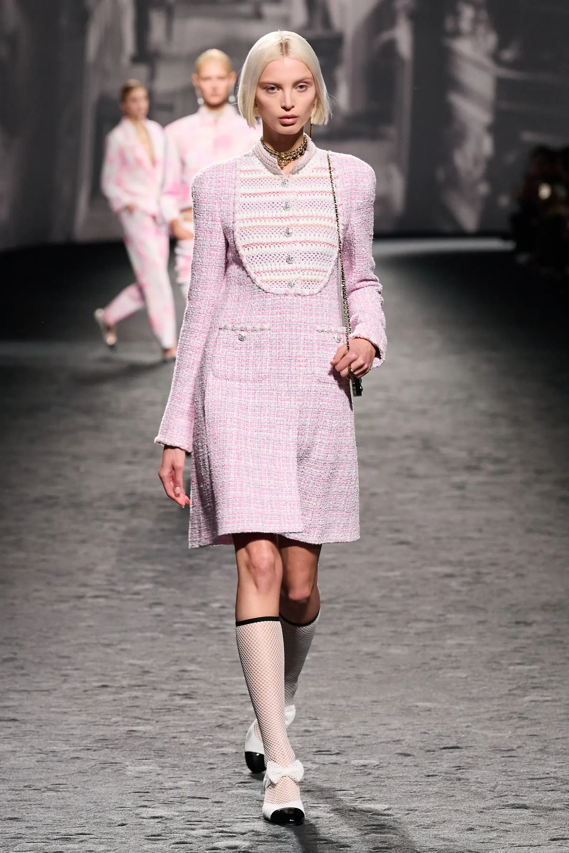 香奈儿Chanel 2023春夏系列女装，熟悉的浪漫与简约的都市时尚融合