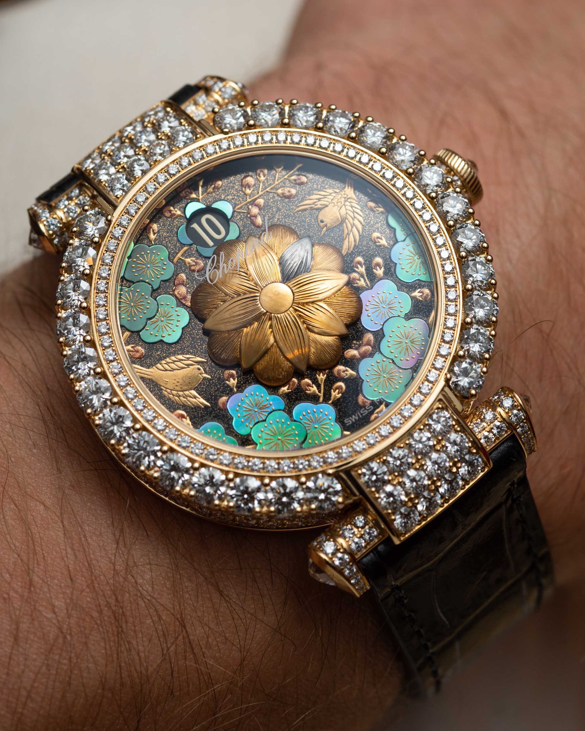 上手体验：Chopard Imperiale 跳时腕表，配有漆面表盘和钻石 