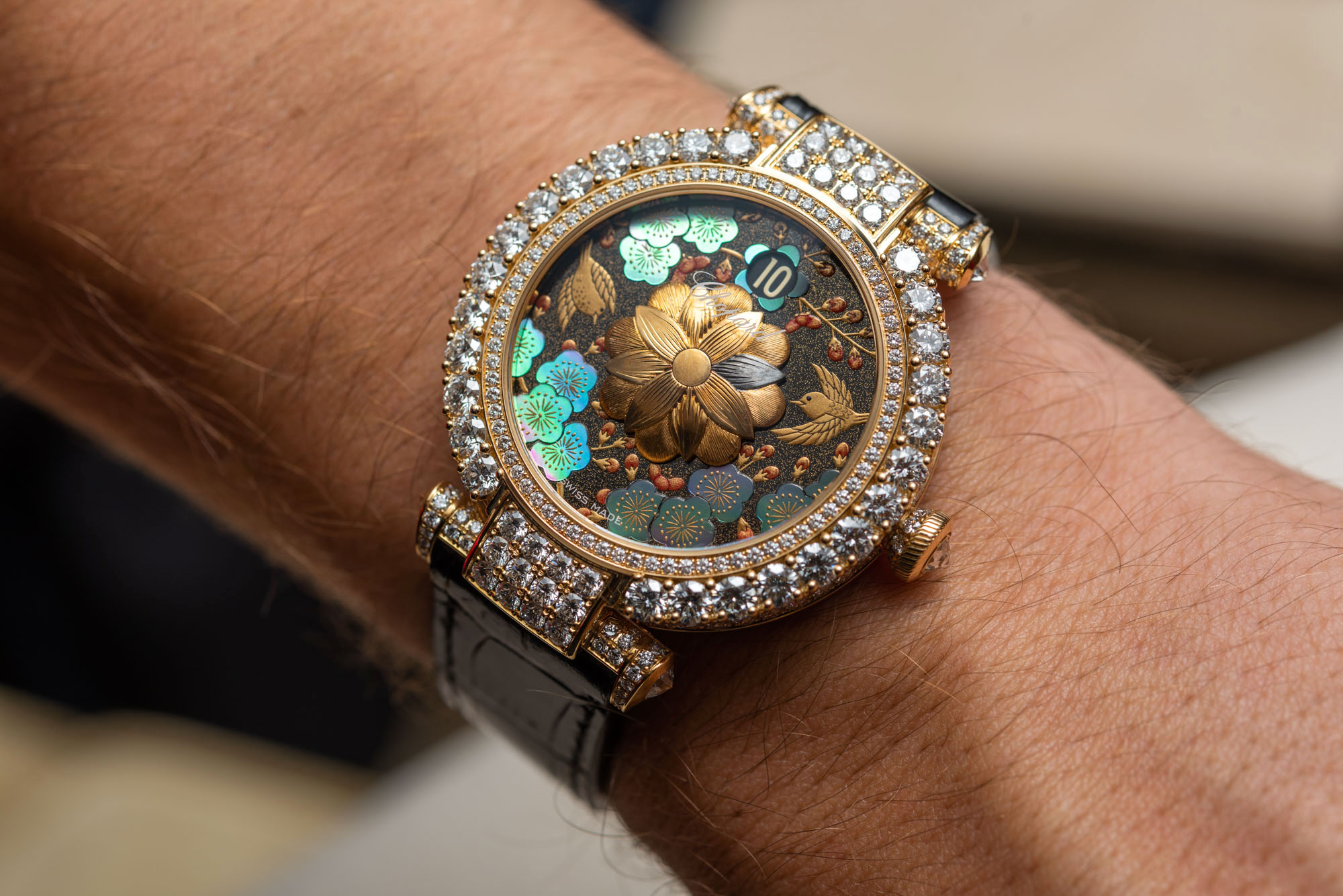 上手体验：Chopard Imperiale 跳时腕表，配有漆面表盘和钻石 